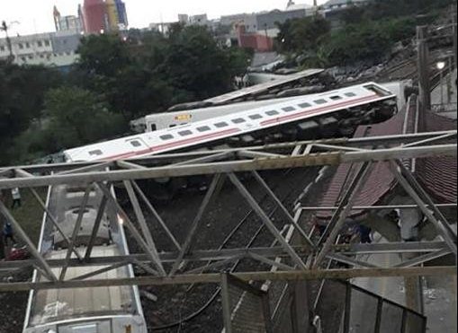 17 قتيلا في حادث انقلاب قطار في تايوان