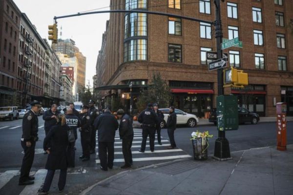 عناصر من الشرطة أمام عنوان عائد لروبرت دي نيرو في ولاية نيويورك