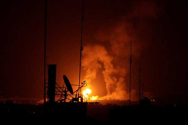 عشرات الصواريخ جرى إطلاقها من غزة على إسرائيل ليل الجمعة السبت
