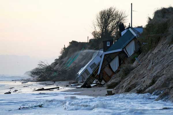 عاصفة في هيمسبي - نورفولك تسببت في عام 2013 بانهيار منازل واقعة على الشاطئ