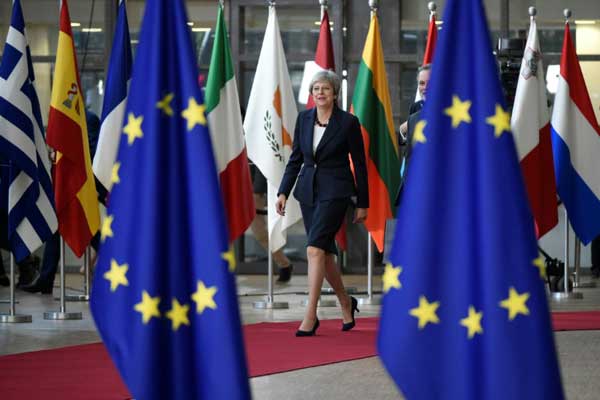 رئيسة الوزراء البريطانية تيريزا ماي تصل إلى المجلس الأوروبي في بروكسل بتاريخ 17 أكتوبر 2018 لحضور قمة الاتحاد الأوروبي