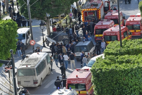 عناصر من الشرطة والدفاع المدني في مكان حصول تفجير انتحاري في وسط تونس