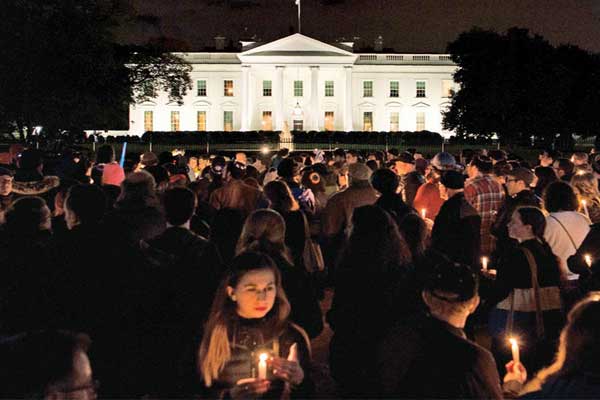 آلاف الأميركيين يتجمعون أمام البيت الأبيض في واشنطن تضامنًا مع ضحايا اعتداء بيتسبرغ