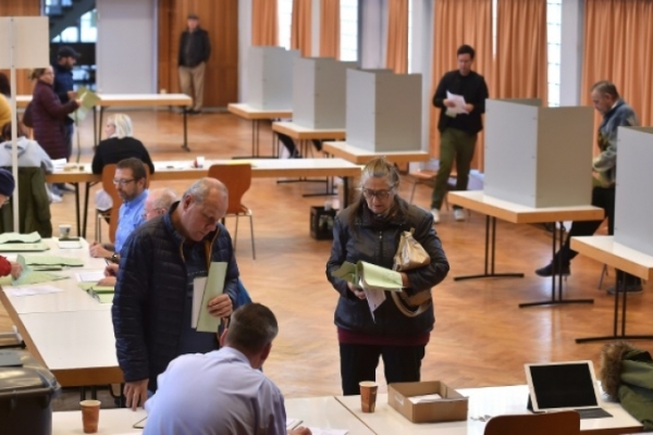 ناخبون يدلون بأصواتهم في الانتخابات الفرعية في هيسن بوسط ألمانيا