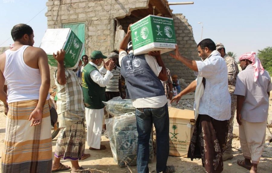 مركز الملك سلمان يواصل توزيع المساعدات في المهرة اليمنية