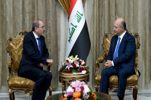 الرئيس صالح مستقبلًا في بغداد وزير الخارجية الأردني أيمن الصفدي