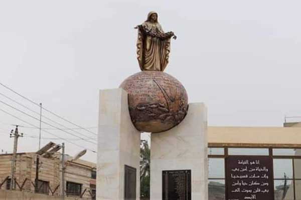 نصب ضحايا تفجير كنيسة سيدة النجاة يعلو مبناها في بغداد