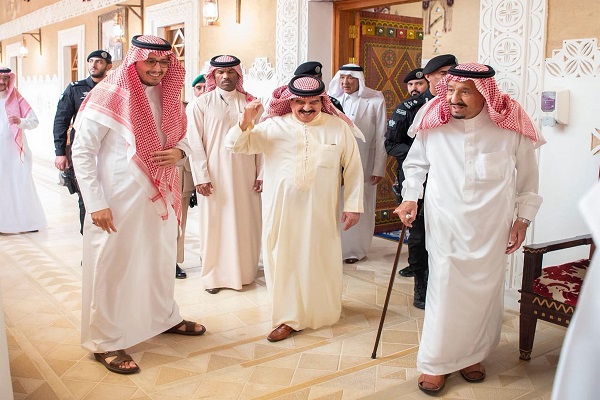العاهل السعودي خلال استقباله ملك البحرين