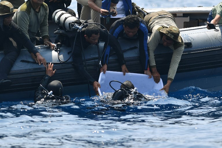 الغواصون يواصلون انتشال حطام الطائرة الإندونيسية