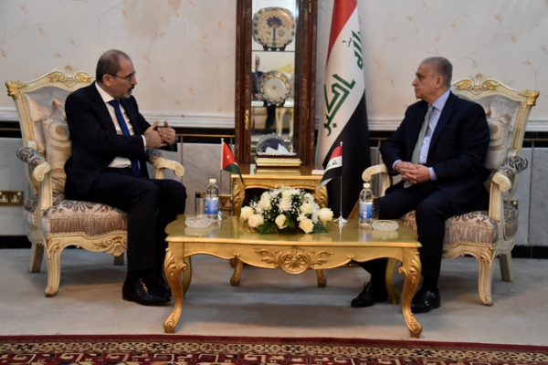وزيرا خارجية العراق محمد علي الحكيم والاردن أيمن الصفدي خلال اجتماعهما في بغداد اليوم