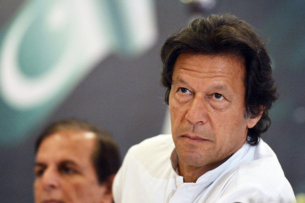 باكستانيون يشيدون بصرامة عمران خان في مواجهة الإسلاميين