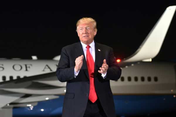 دونالد ترمب أمام طائرته الرئاسية، في اجتماع دعم مرشحين جمهوريين في بينساكولا في فلوريدا في 3 نوفمبر 2018