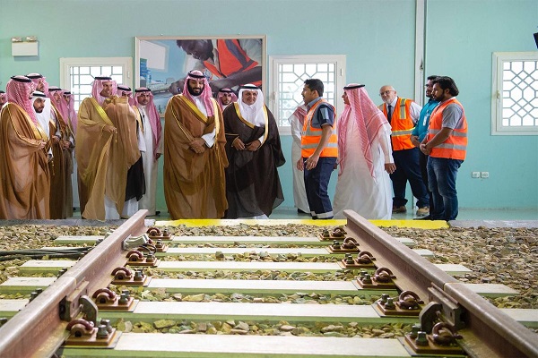 الأمير محمد بن سلمان خلال زيارته المعهد السعودي التقني للخطوط الحديدية 