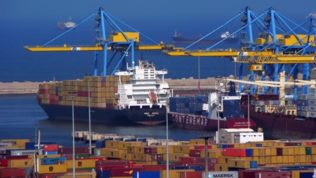  ميناء مدينة الدار البيضاء أحد المنافذ الكبيرة للتبادل التجاري مع مختلف دول العالم.