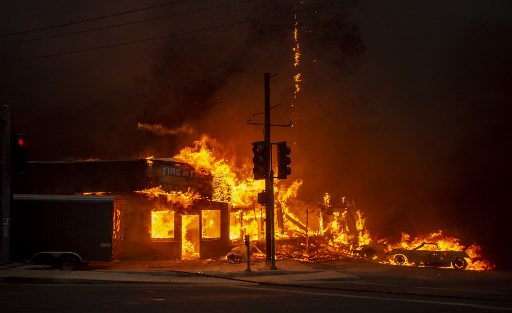 إجلاء الآلاف في شمال كاليفورنيا بسبب حريق ضخم