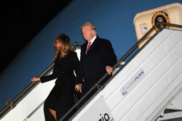 الرئيس الأميركي دونالد ترمب وزوجته ميلانيا عند وصولهما إلى مطار أورلي في باريس بتاريخ 9 نوفمبر 2018
