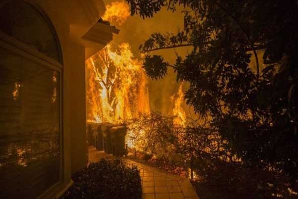 حرائق كاليفورنيا تجبر السلطات على إجلاء 150 ألف شخص عن منازلهم