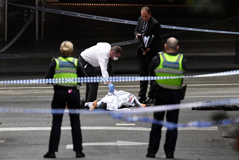 رجال الشرطة الاسترالية يحيطون بجثة منفذ الاعتداء