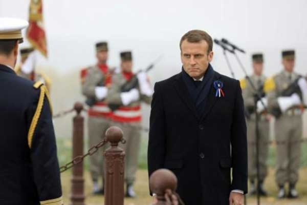 الرئيس الفرنسي يحضر مراسم في 5 نوفمبر 2018 في مورانج في شرق فرنسا تكريمًا لذكرى الجنود الذين قتلوا في معارك في أغسطس 1914، في إطار الذكرى المئوية لانتهاء الحرب العالمية الأولى