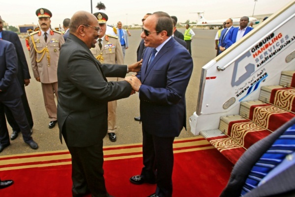الرئيس السوداني مستقبلا نظيره المصري في الخرطوم في 25 اكتوبر