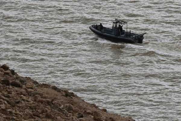 فريق للدفاع المدني الأردني يبحث عن ناجين بعد فيضانات تلت أمطارًا غزيرة بالقرب من البحر الميت في الأردن بتاريخ 26 أكتوبر 2018