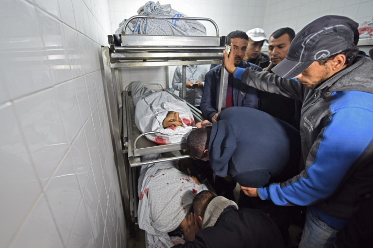 فلسطينيون يبكون قتلاهم في غزة 