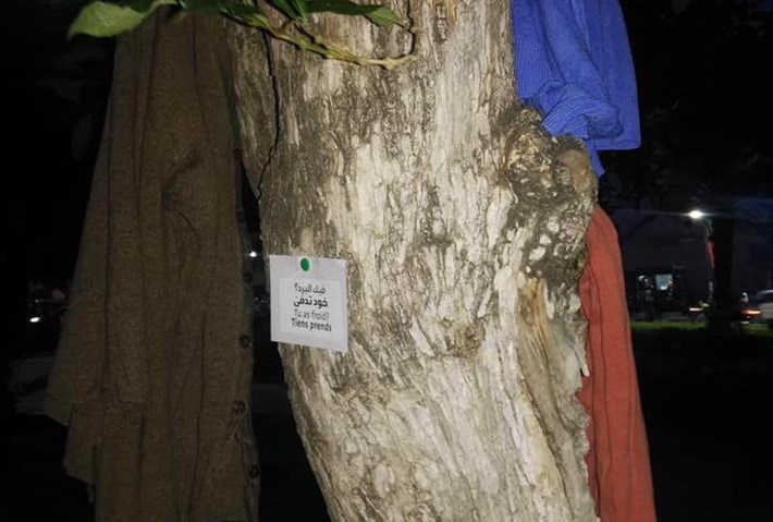 متطوعون يضعون ثيابًا على جذوع الأشجار لفائدة أشخاص دون مأوى بمراكش