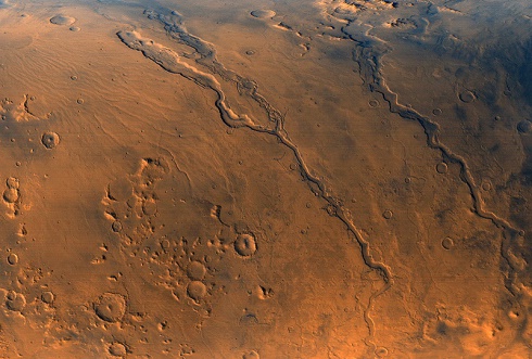 صورة لوكالة (ناسا) تظهر وديانا عميقة على سطح المريخ