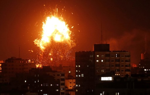 غارات إسرائيلية على غزة وتدمير مبنى تلفزيون حماس