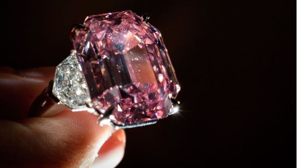 خاتم من الألماس الوردي النادر يباع بخمسين مليون دولار في مزاد في جنيف