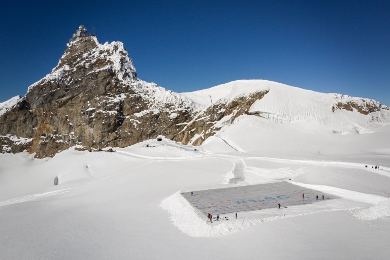 أكبر بطاقة بريدية في العالم على جبل في سويسرا للتوعية بالتغير المناخي