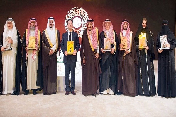 العاهل السعودي الملك سلمان بن عبد العزيز خلال تسليم الجوائز