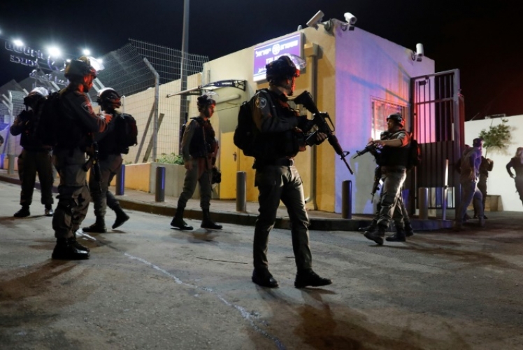 إصابة أربعة ضباط إسرائيليين إثر تعرضهم للطعن في القدس الشرقية