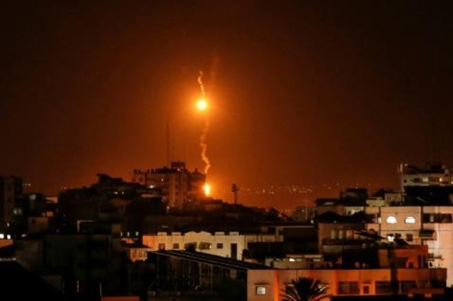 تواصل إطلاق الصواريخ الفلسطينية والغارات الإسرائيلية ليلًا في غزة