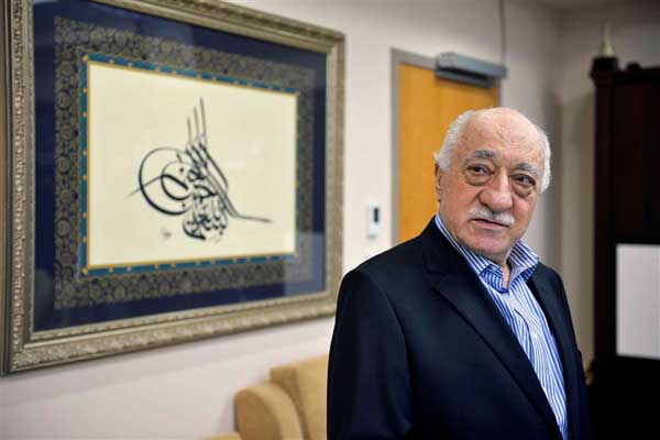  رجل الدين التركي المعارض لسياسات أردوغان والمقيم في المنفى فتح الله غولن