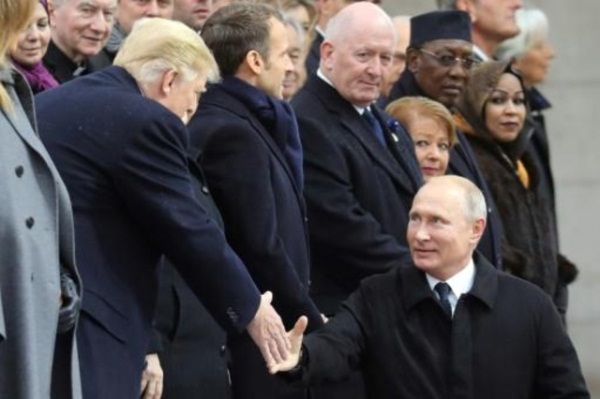 بوتين وترمب يتصافحان خلال احتفال ذكرى انتهاء الحرب العالمية الأولى