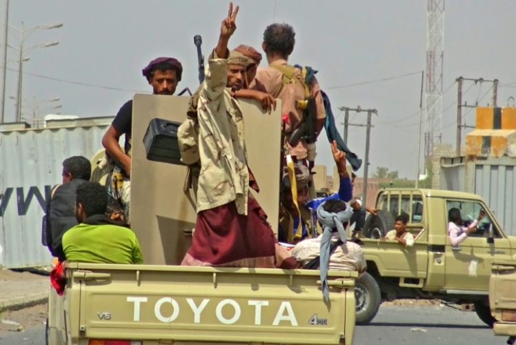 عناصر من قوات الحكومة اليمنية في الضواحي الشرقية من مدينة الحديدة 