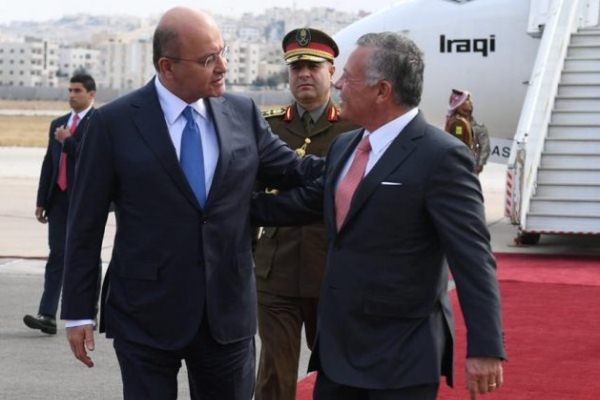 العاهل الأردني الملك عبد الله الثاني مستقبلا الرئيس العراقي برهم صالح لدى وصوله إلى عمان