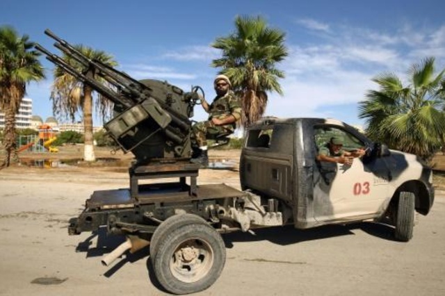 عناصر من قوات الأمن الموالية للمشير خليفة حفتر على متن شاحنات محملة بالسلاح في بنغازي بتاريخ 24 تشرين الأول/اكتوبر 2018