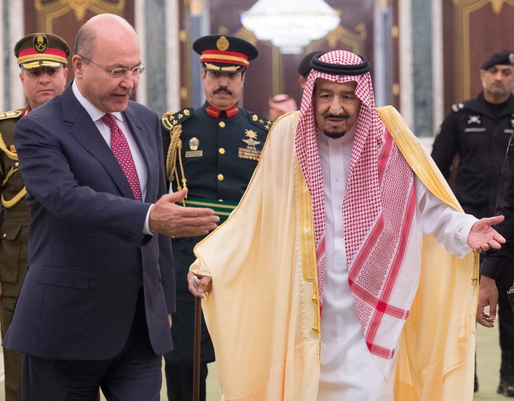 الملك سلمان مستقبلا الرئيس العراقي في قصر اليمامة