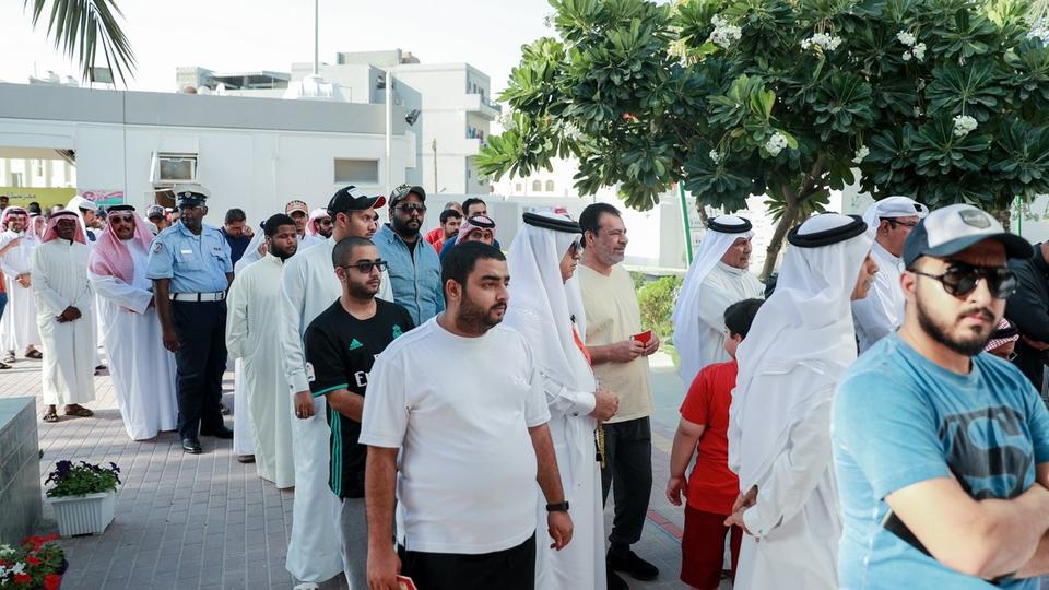 بالصور: الانتخابات البحرينية شهدت إقبالاً واسعًا