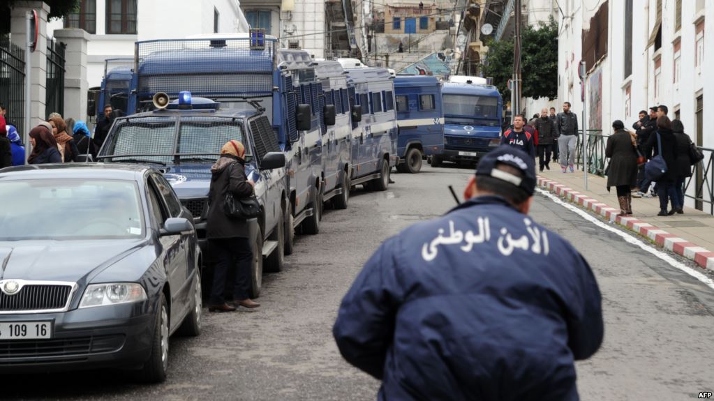 الافراج عن صحافي متهم بالقذف في انتظار محاكمته في الجزائر