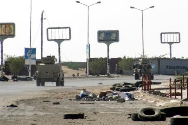 آليات مدرعة تابعة للقوات الموالية للحكومة اليمنية تتقدم في المنطقة الصناعية في شرق مدينة الحديدة