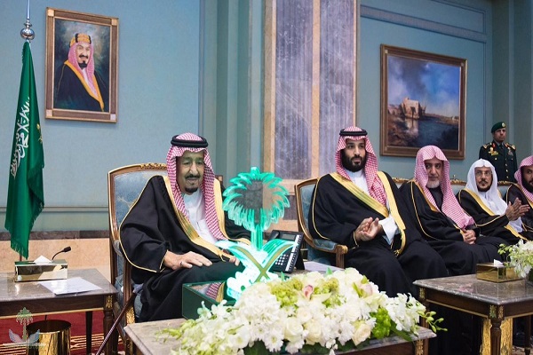 الملك سلمان بن عبد العزيز خلال تدشين مشروعات تبوك بحضور ولي العهد السعودي
