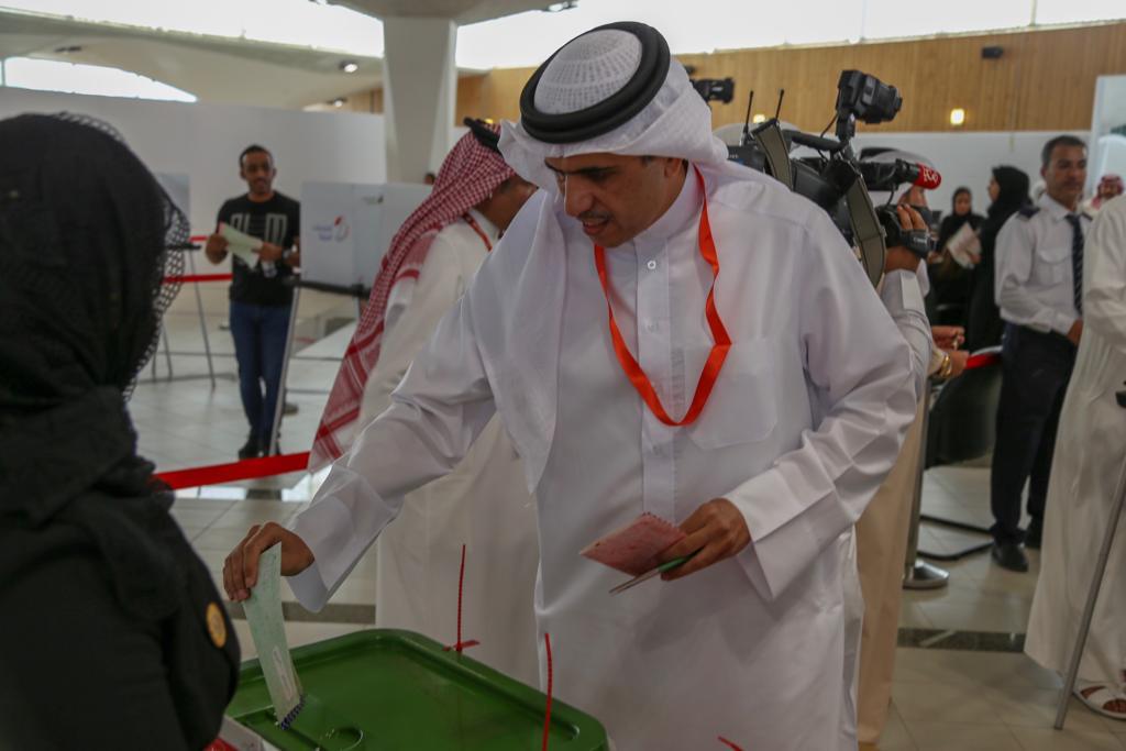 وزير شؤون الإعلام البحريني يدلي بصوته في انتخابات ٢٠١٨