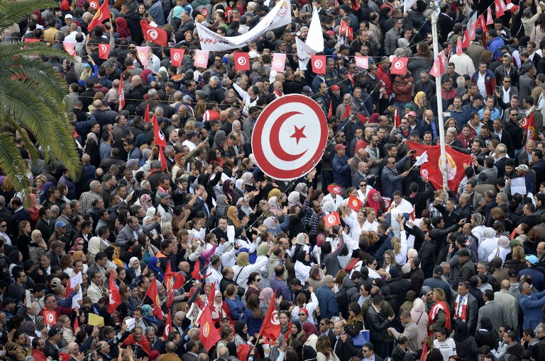 نقابيون يتجمعون في العاصمة تونس يوم الخميس غداة اضراب عام يشل تونس