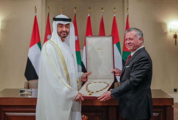 الملك عبدالله الثاني يقلّد الشيخ محمد بن زايد أرفع وسام مدني في الأردن