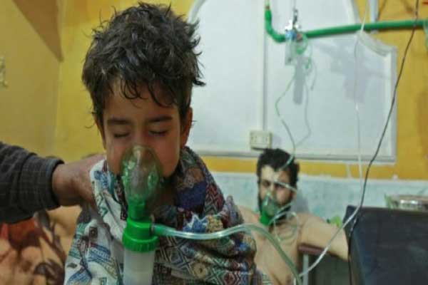 طفل سوري يتلقى إسعافات في عيادة ميدانية في الغوطة الشرقية بعد هجوم كيميائي مفترض بتاريخ 25 فبراير 2018