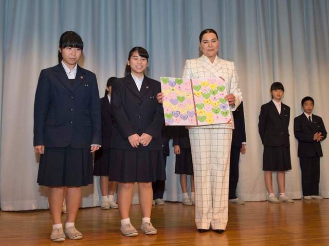 للاحسناء لدى زيارتها مدرسة يابانية في طوكيو الخميس 