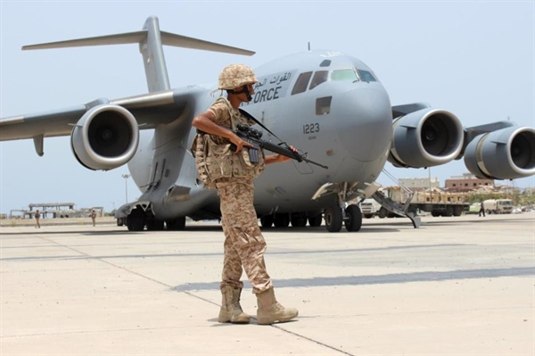 طائرة مساعدات من التحالف العربي للمحتاجين في اليمن 